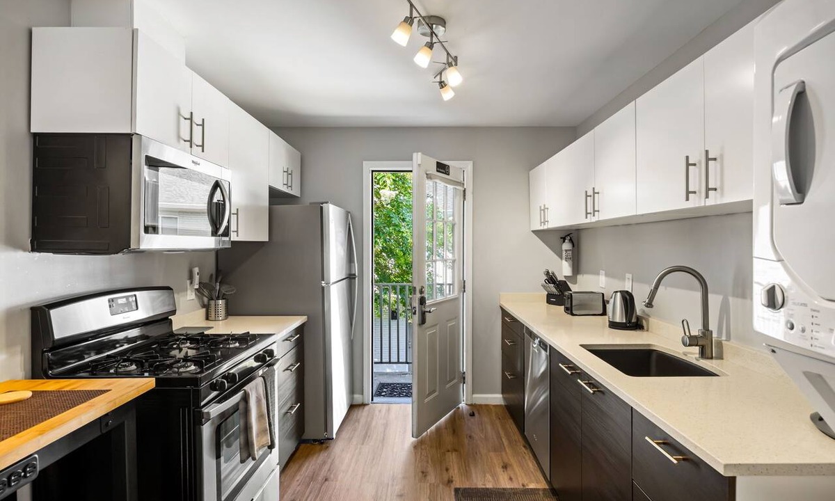 Brookwood Apartment | (BC1bJ) Great Value, Serviced Condo in Quiet Neighborhood