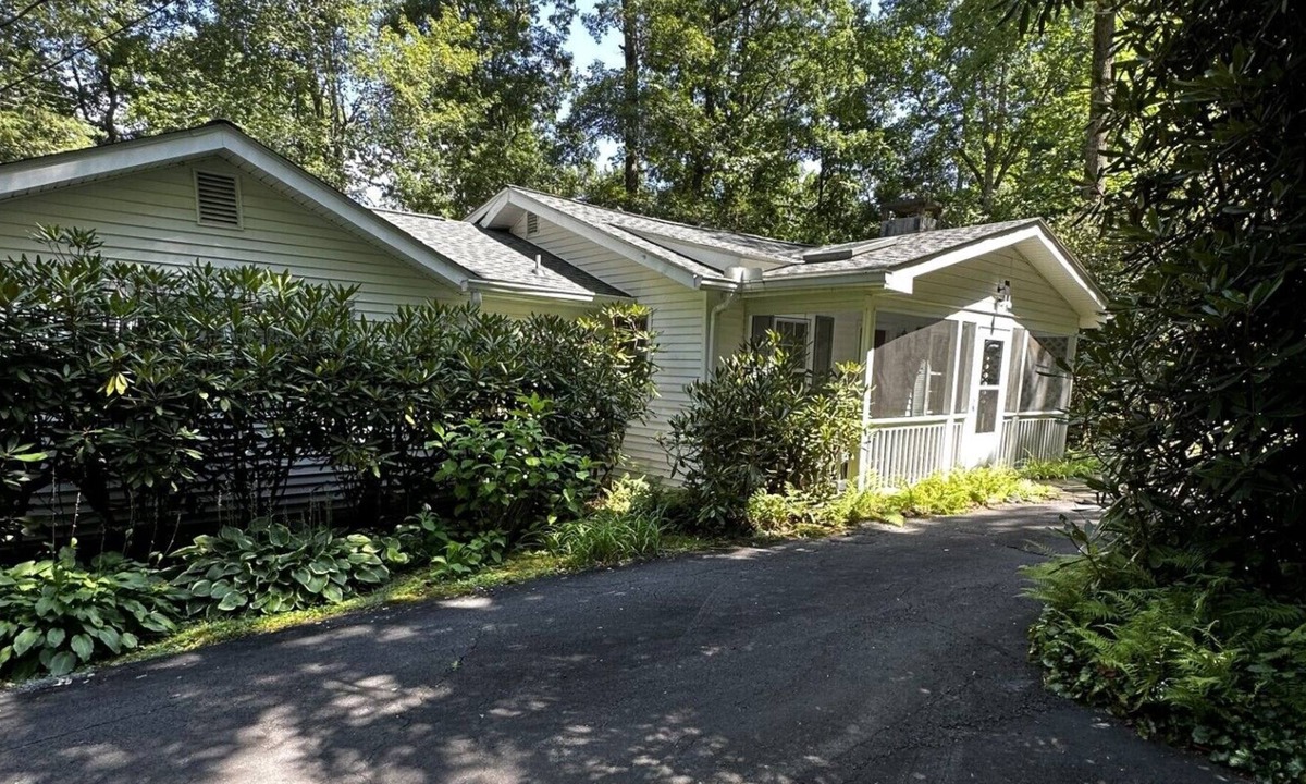 Mirror Lake Cottage | Bea's Hive 3BR/3 bath Charming Cottage- PERFECT for relaxation