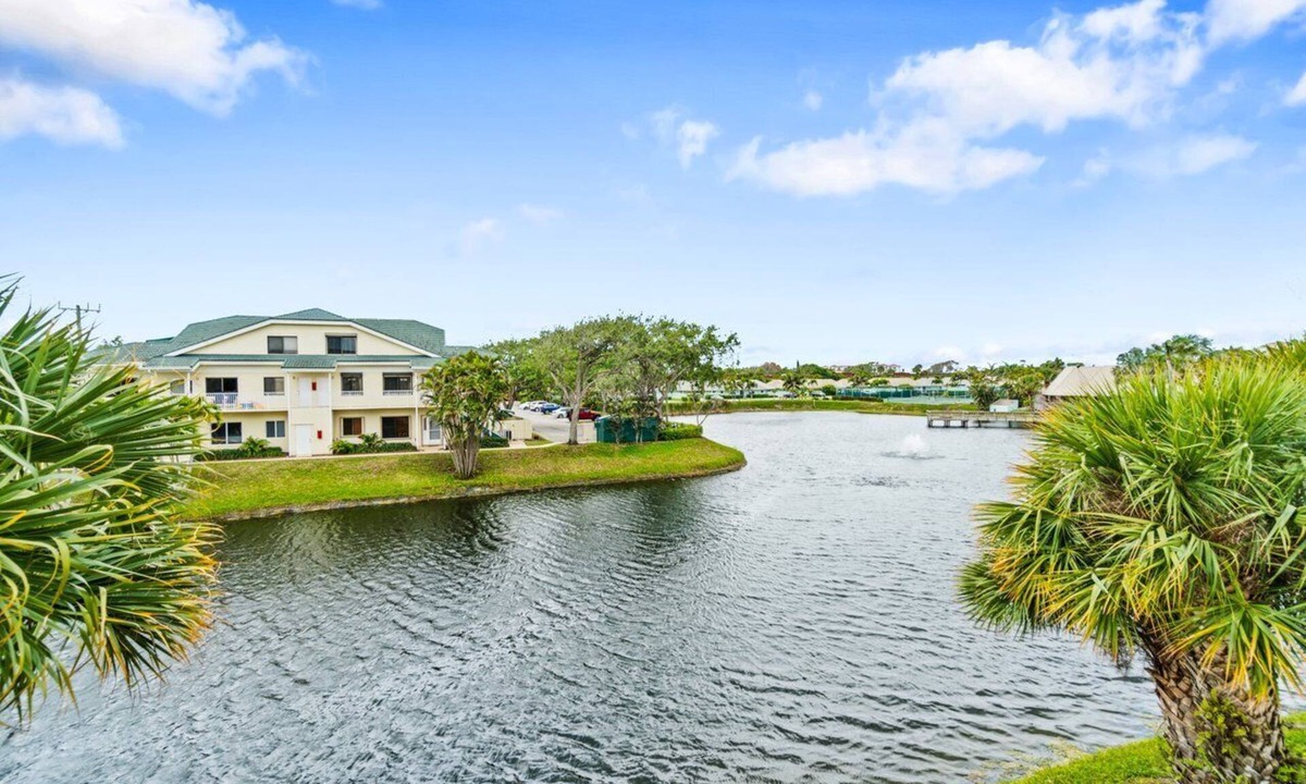 Bella Vista Apartment | Beach Access 3-bedroom apartment in tranquil Jupiter, Pool, AC, Park, Wifi.