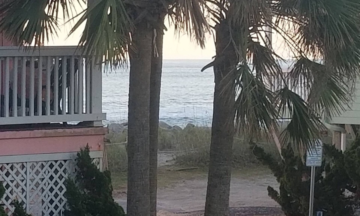 North Carolina Coast Condo | Beach access across street! Partial ocean view. 1 BR + futon with linens. 1.5 BA