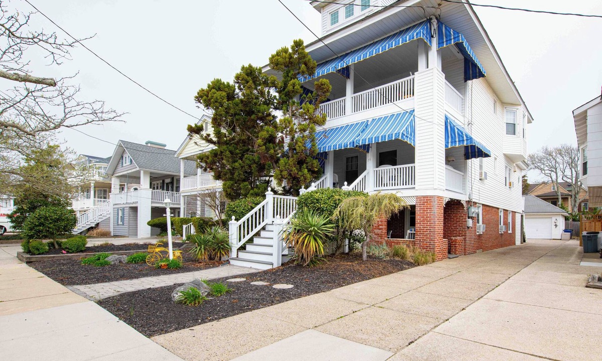 Gardens House | Beach Block Gardens Estate:Sleeps 18, 6 BR,4.5BA Pet Friendly, 7+ Parking spots!