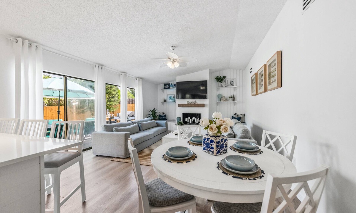 Ridge Wood Heights House | Beach & City Oasis: Moments from Siesta Key Beach