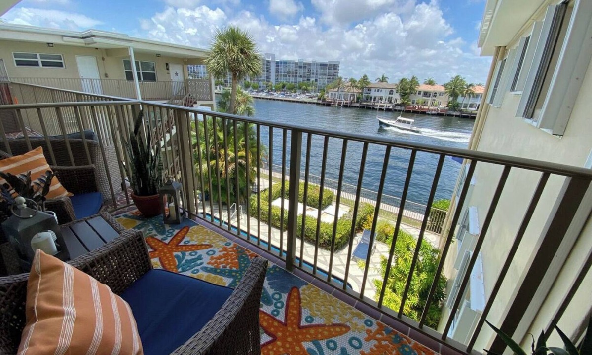 Hollywood South Central Beach Condo | Beach condo