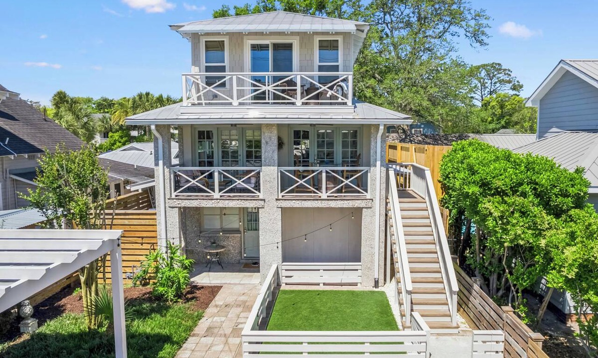 Saint Simons Island Condo | Beach Getaway - Less than two blocks to the beach