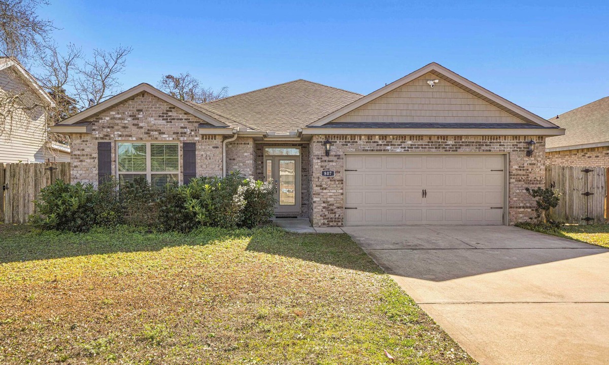 Mary Esther House | Beach Haven: 6 Beds, Pet Friendly, 8miles to Beach