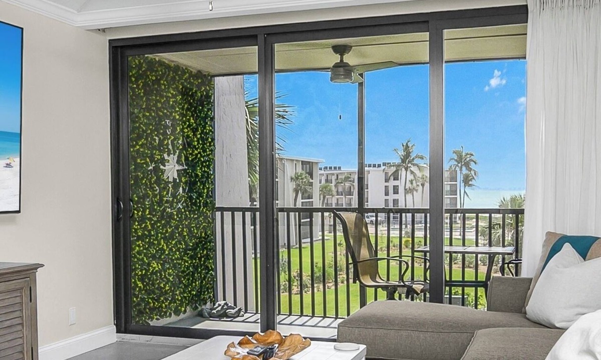 Beachview Country Club Estates Apartment | Beach View: 1 Min walk to Beach; Huge TVs; Fully Remodeled