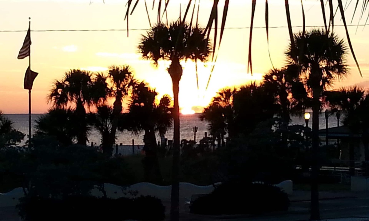 St. Pete Beach Condo | BEACH/WATER/SUNSETS,50%OFF Monthly,POOL-Heated,Apple TV,Updated,Friendly Native