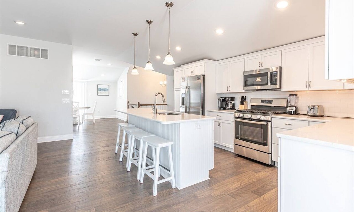 North End Condo | Beachblock 9 BR, 5.5 BA with gorgeous ocean views, 3 king ensuite, elevator