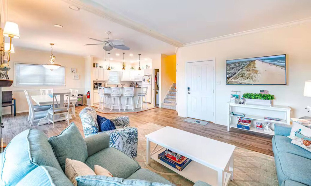 South End Condo | Beachfront 4BR, Pet friendly, sleeps 12, linens included! 2 Parking spots