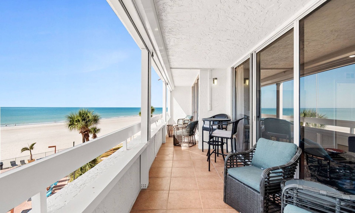 Redington Shores Condo | ☀Beachfront Condo🌴Wrap Around Private Balcony🐬Redington Towers 3A🌞Heated Pool