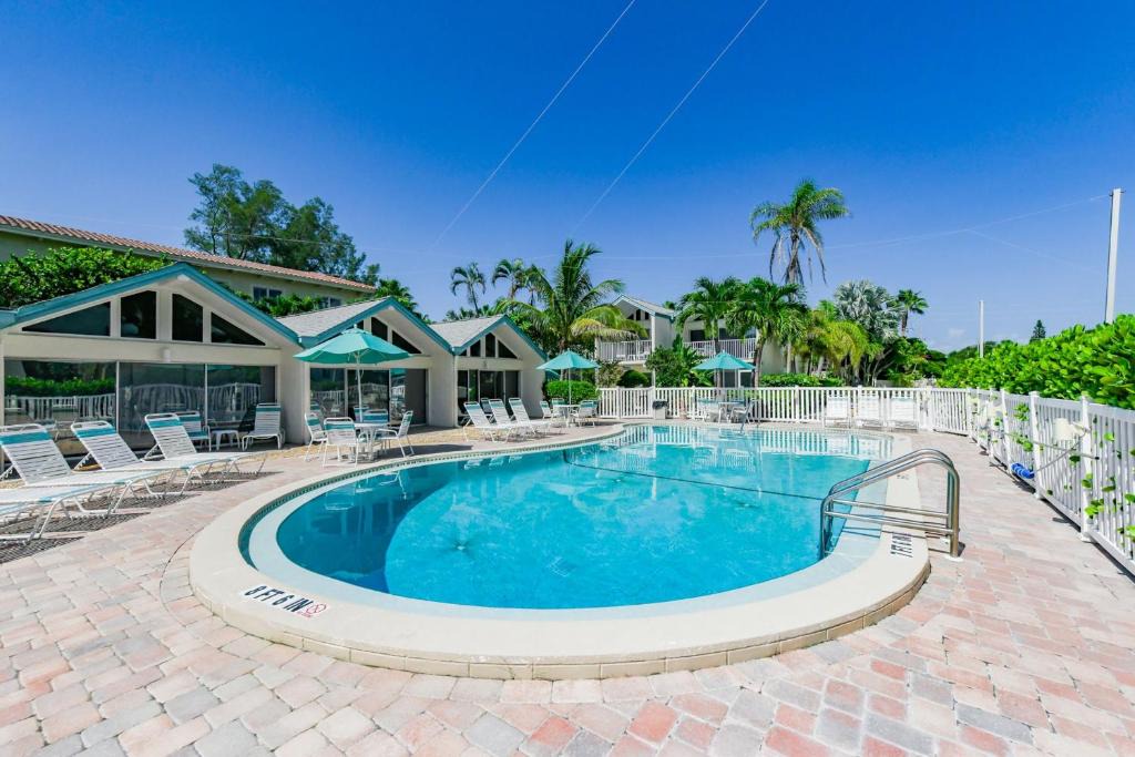 Holmes Beach House | Beachfront Coconuts by AMI Locals