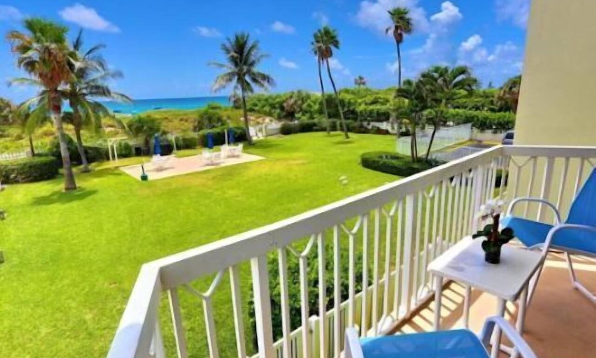 Palm Beach Shores Condo | Beachfront Pool Condo: Coral Blue