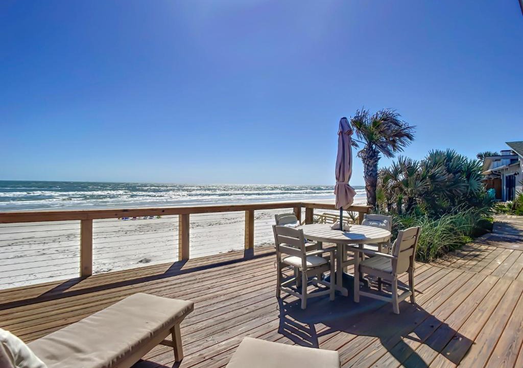 Sea Dunes Apartment | Beachfront with large deck Pool Sea Dunes Sailfish A2