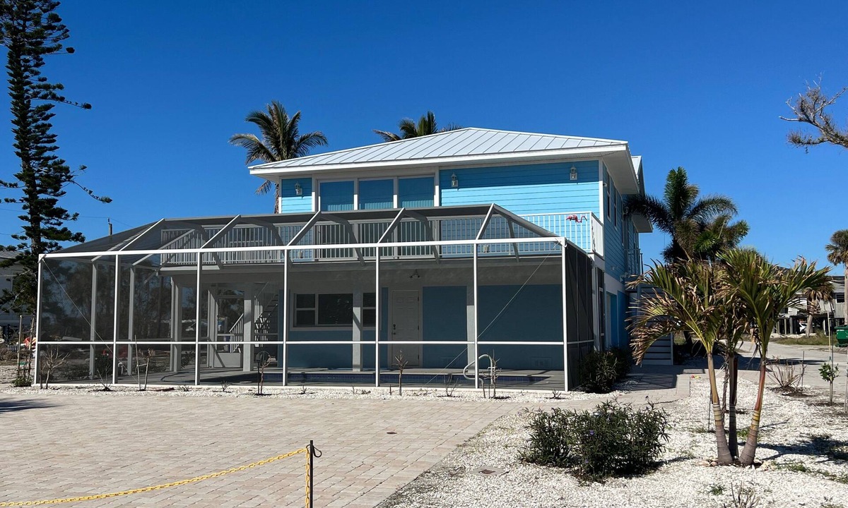 Mid Island House | Beachside Flamingo House , Pool Home 3 bedroom, 3 bath Sleeps 6