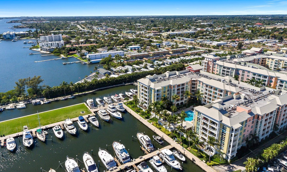 East Ocean Ave Condo | Beachy 2 Bed/2bath Condo w/Water View! 5min from the beach!