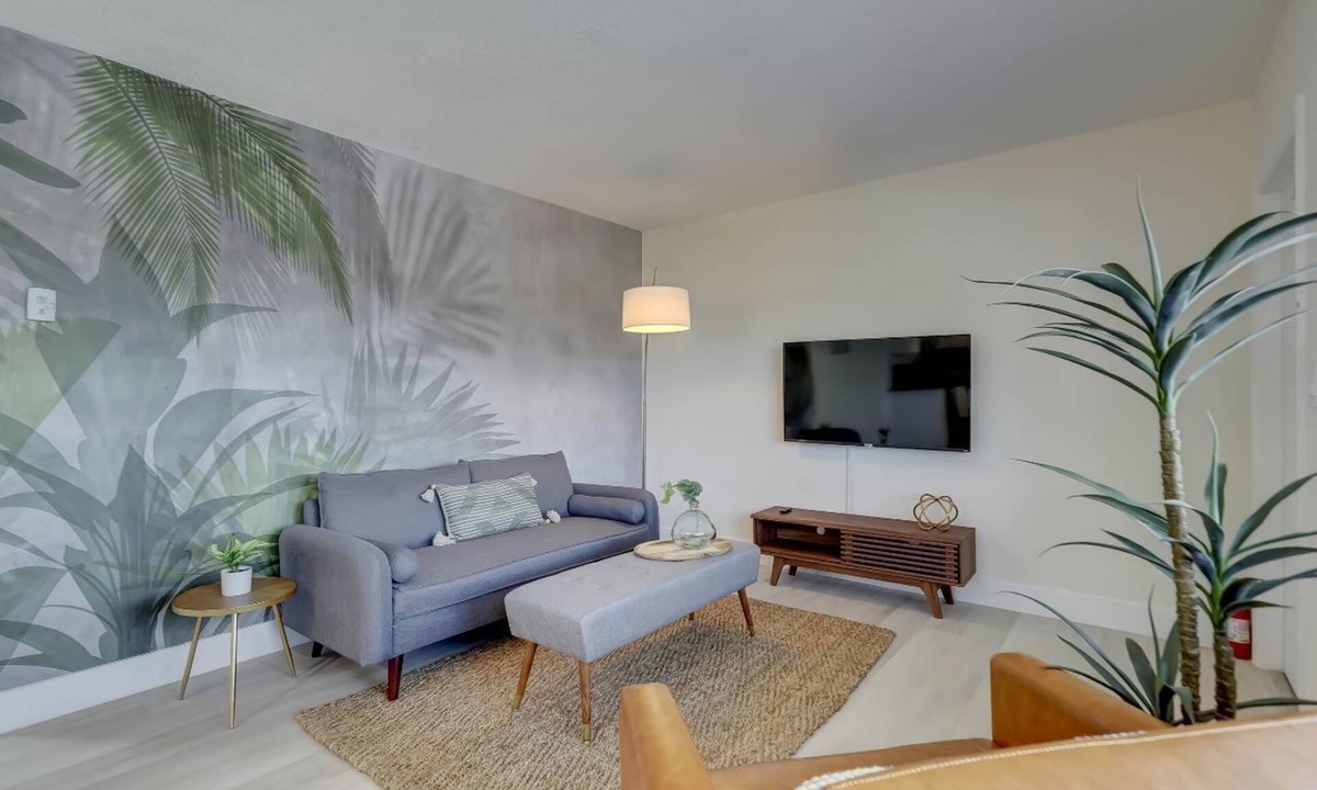 Imperial Point Apartment | Beachy&Boho w/full kitchen & Pool FOR 6 ppl