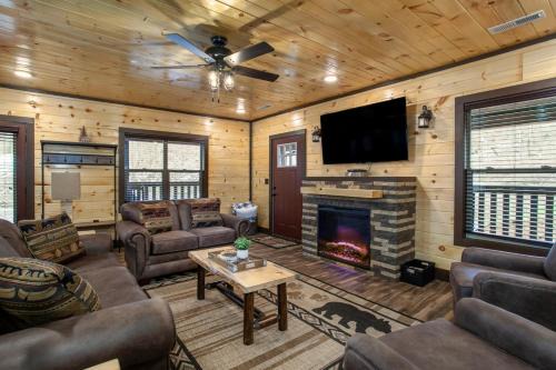 Sevierville House | Bear Hollow Lodge HotTub FirePit GameRoom MORE