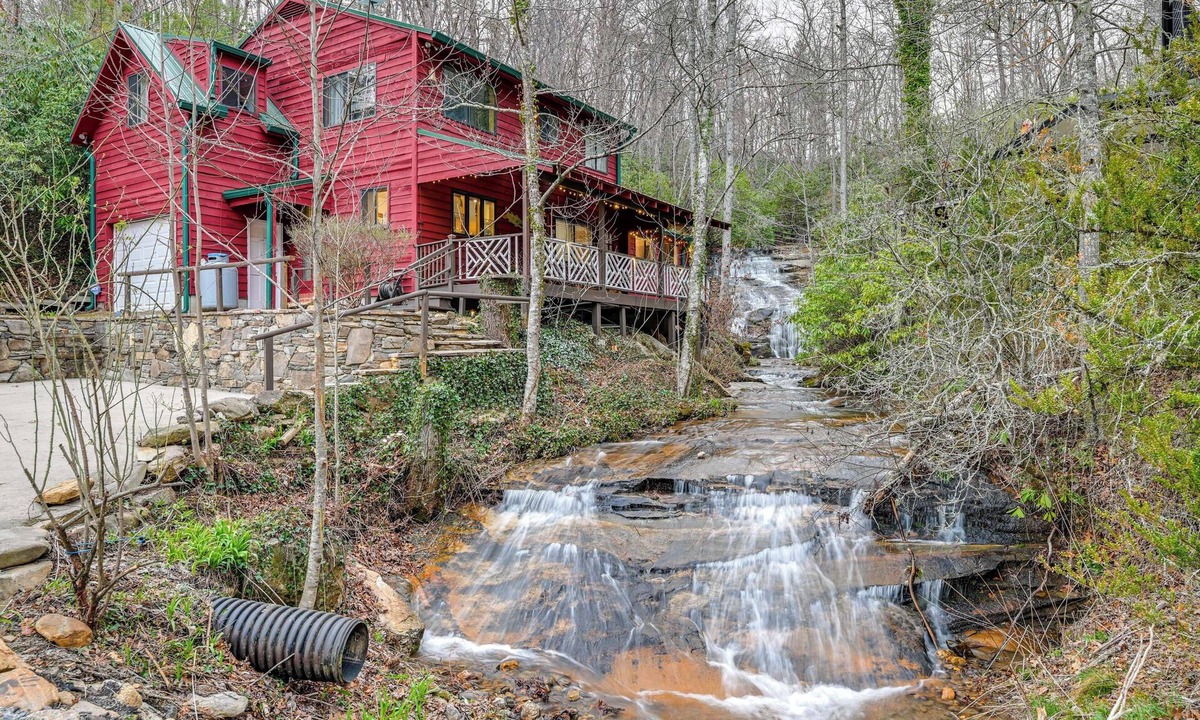 Franklin Cabin | 'Bearadise' Cabin w/Hot Tub at Hidden Gem Falls!