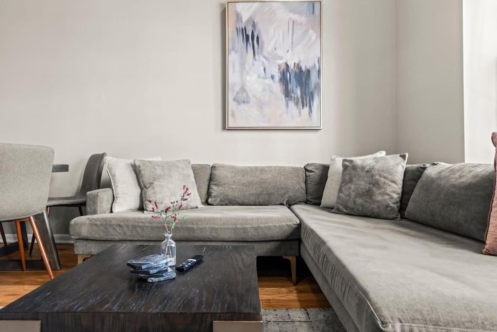 Rittenhouse Row Apartment | Beautiful 1BD With Balcony Hosted By StayRafa - 2F