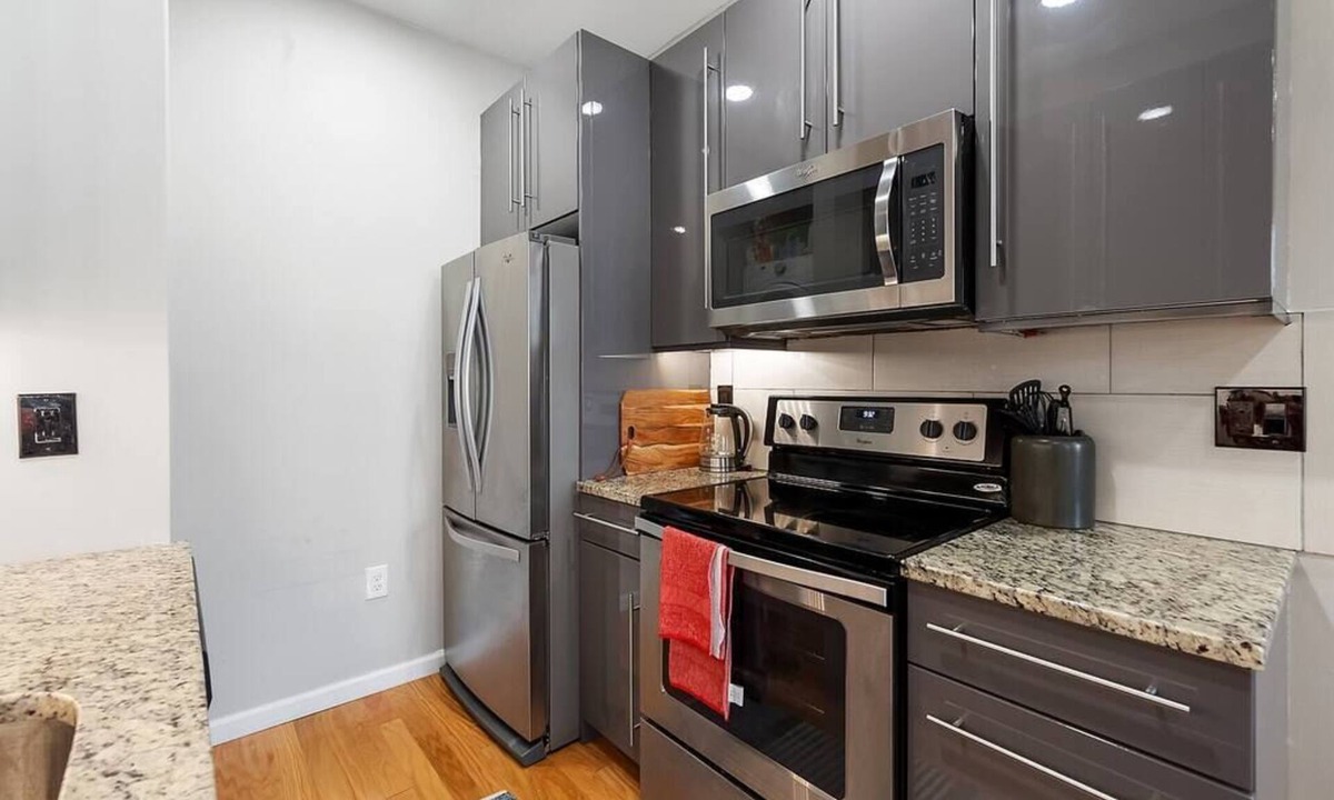 Center City West Apartment | Beautiful 1BD With Balcony - 3F