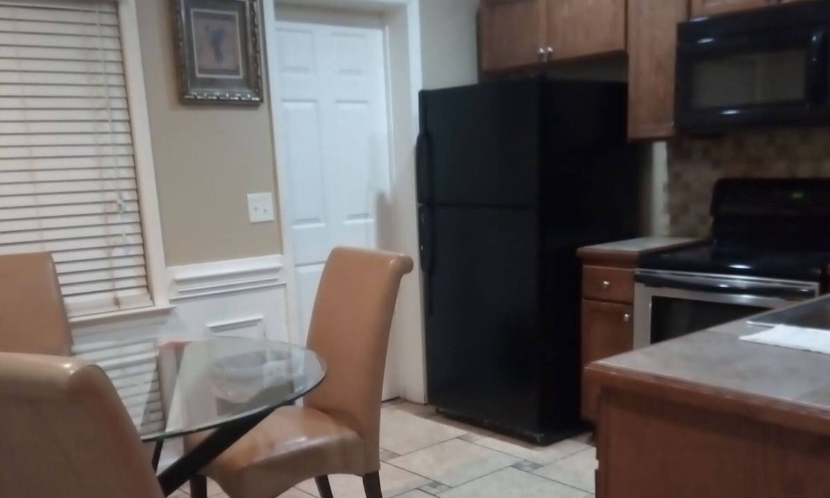 Tallahassee House | Beautiful 2 /1 apartment near the Tallahassee airport , with private parking