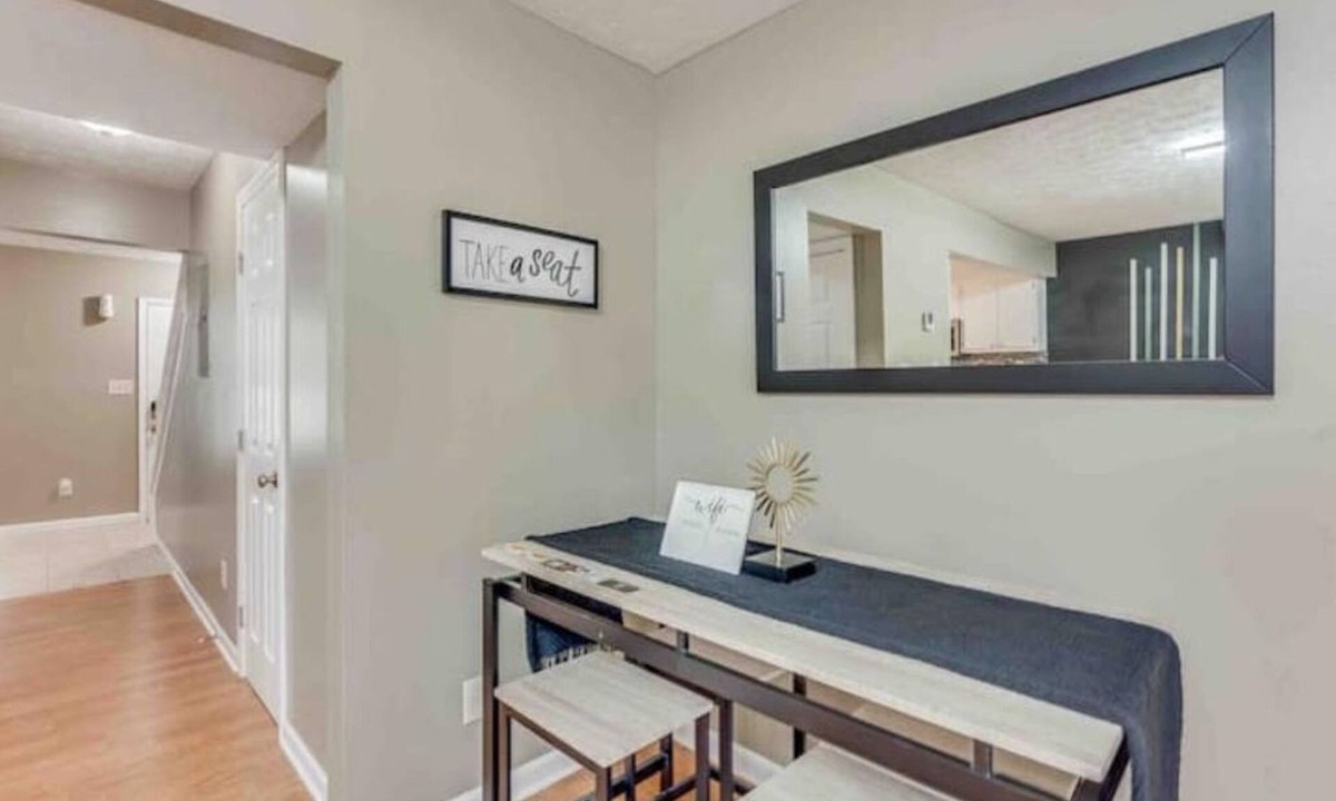 Church Street House | Beautiful 2 bedroom home located by Airport