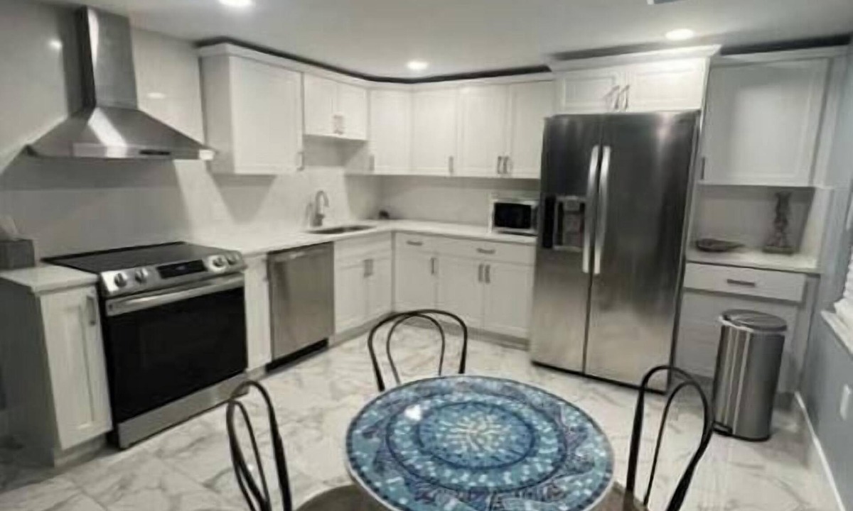 Moorings House | Beautiful 2 BR 2 Bth 1 mile to beach 2.5 Mile to 5th Ave shopping and dining