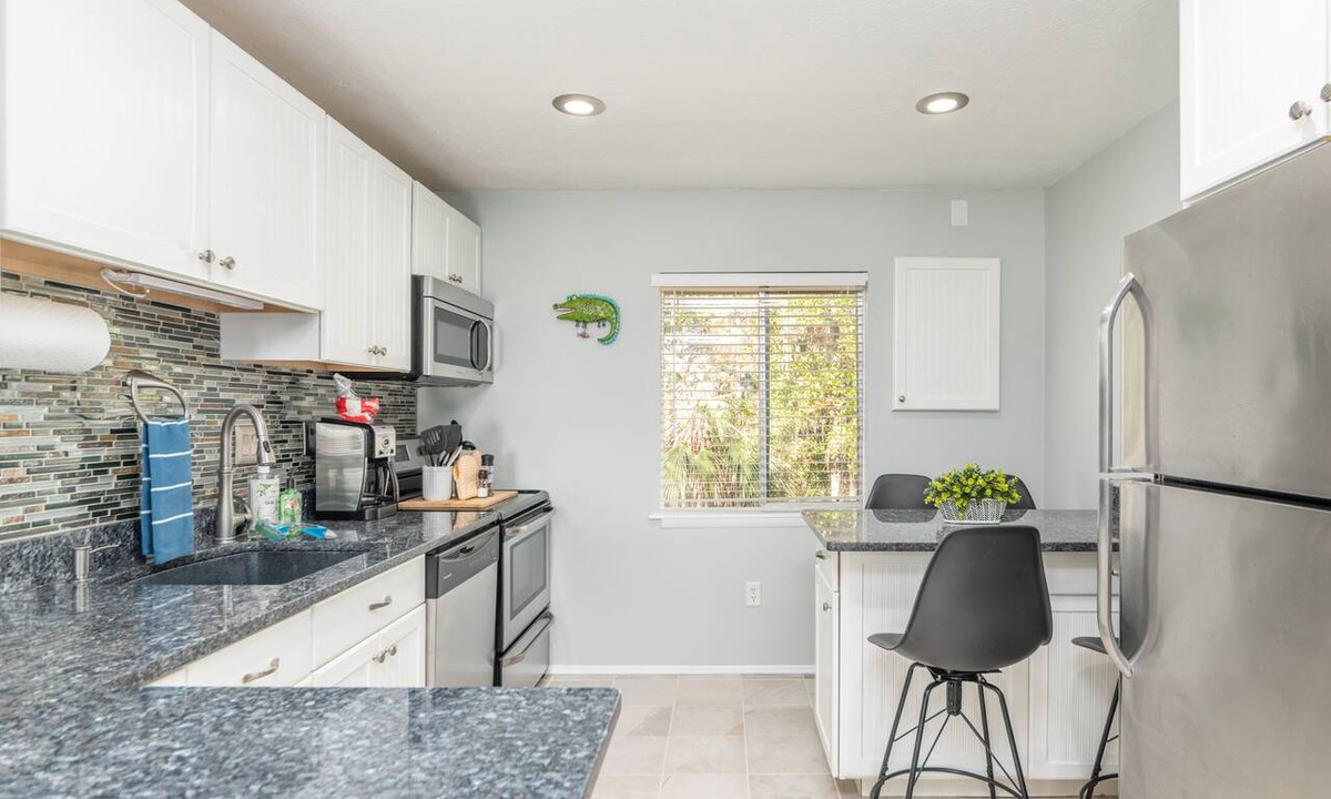 Hilton Head Island Condo | Beautiful 2 bed condo, steps from beach and Heated pool-all beach gear included