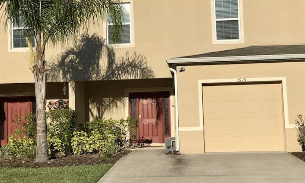 Holly Hill House | Beautiful 3 bed 2.5 Bath Townhome, Central Florida - Close to everything!