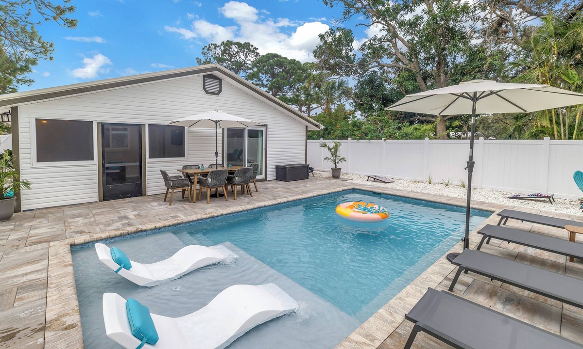 Alta Vista House | Beautiful 3-bedroom house with heated pool and e-bikes near Siesta Key beach