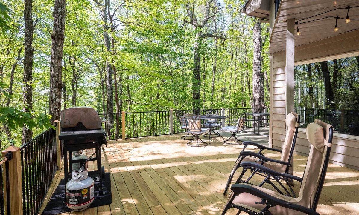 Cliff Ridge Colony House | Beautiful 3BR, 3 bath 2 Pools, Lake, close to Cesars Head and Dupont