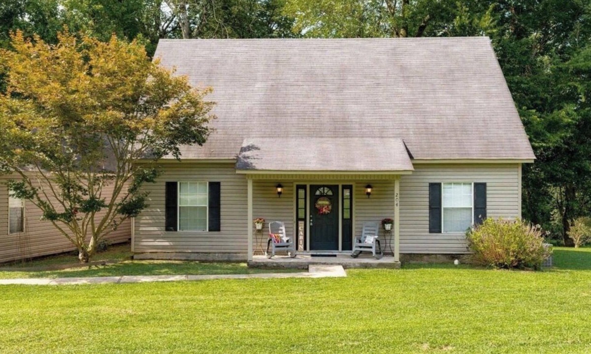 Pangburn Cabin | Beautiful 4-bedroom cabin on the Little Red River with private dock - sleeps 12!