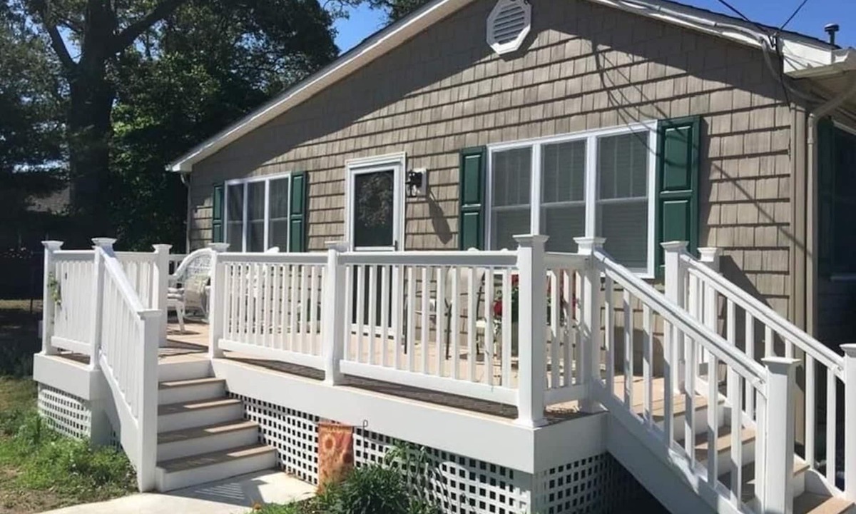 Villas House | Beautiful 4 bedroom cottage, pet friendly, close to Bay, with inground pool