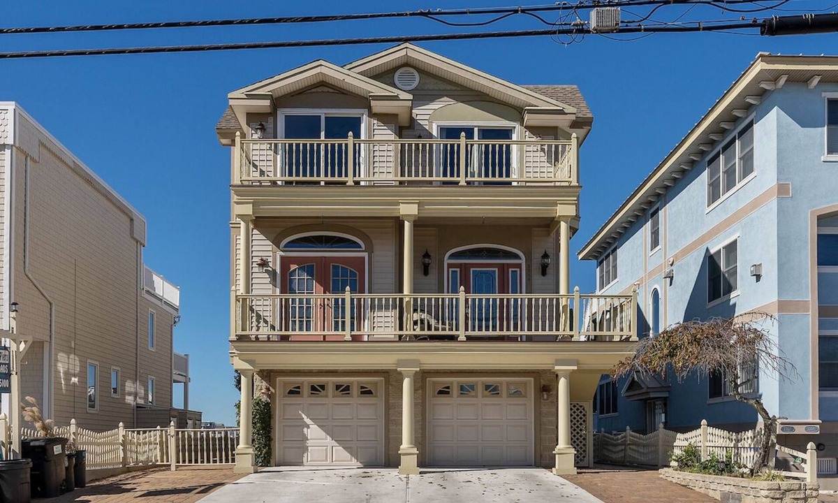 Avalon House | Beautiful 5 bdrm, 3 bath Bayfront home w/fabulous views, boat slip, large pier, & floating dock.