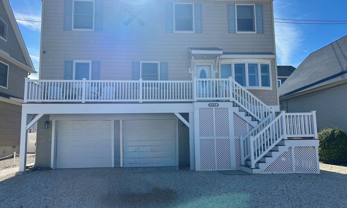 Normandy Beach House | Beautiful 6-bedroom, 12pp, house, a block n 1/2 from the beach w yard n rec room