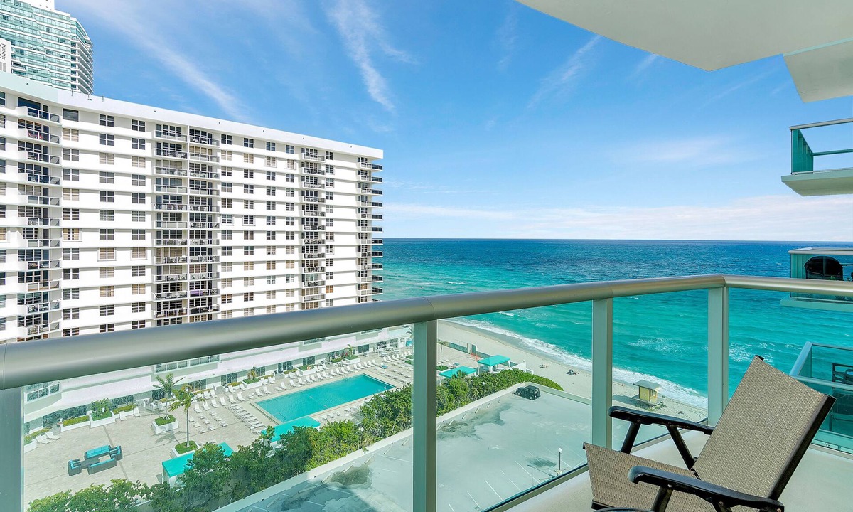 Hollywood South Central Beach Condo | Beautiful apartment with ocean view on Hollywood Beach