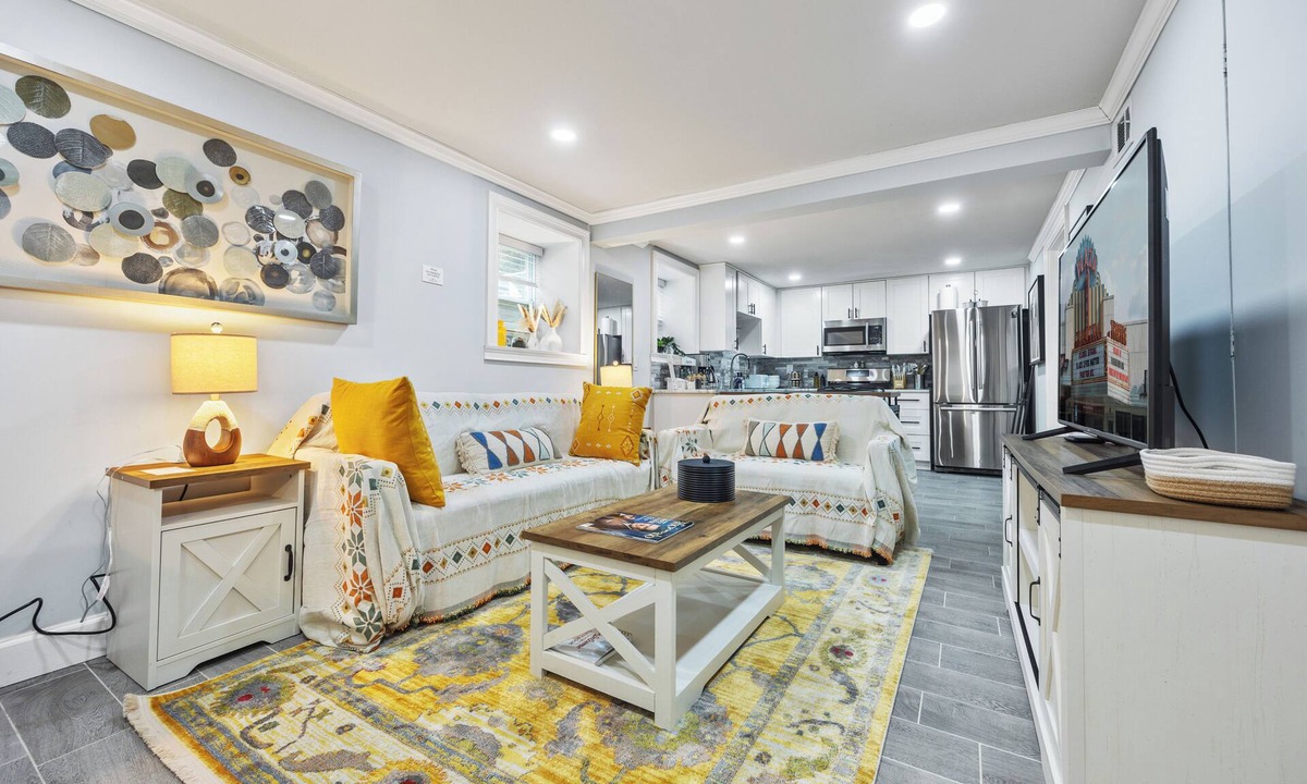 Buckhead House | Beautiful Buckhead Unit + Direct MARTA to World Cup Stadium + King Bed