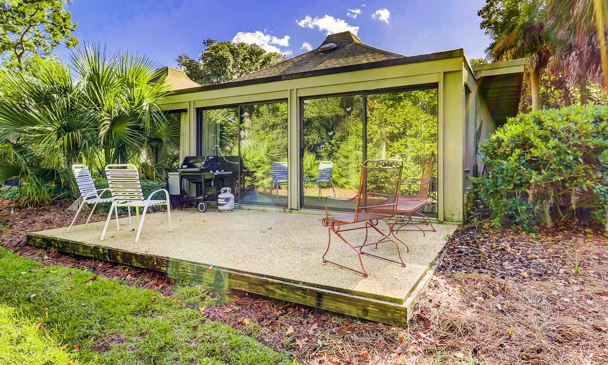 Sea Pines Condo | Beautiful condo with balcony, grill & washer/dryer - near shops & dining