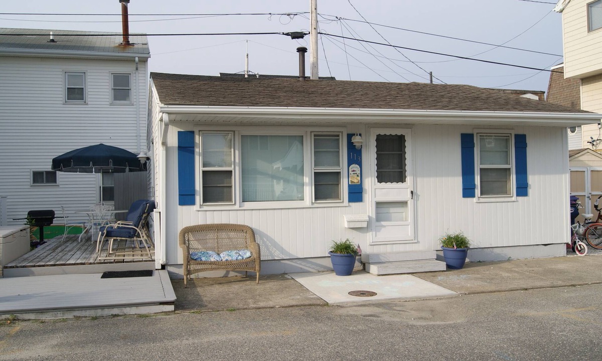Dover Beaches North House | Beautiful cottage one block from the beach!