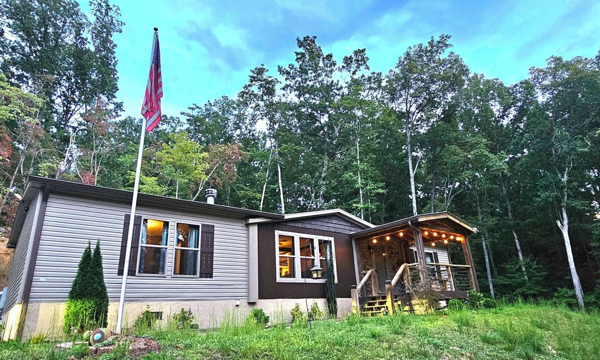 Blue Ridge Cottage | Beautiful, cozy house, close to the Marina & Downtown