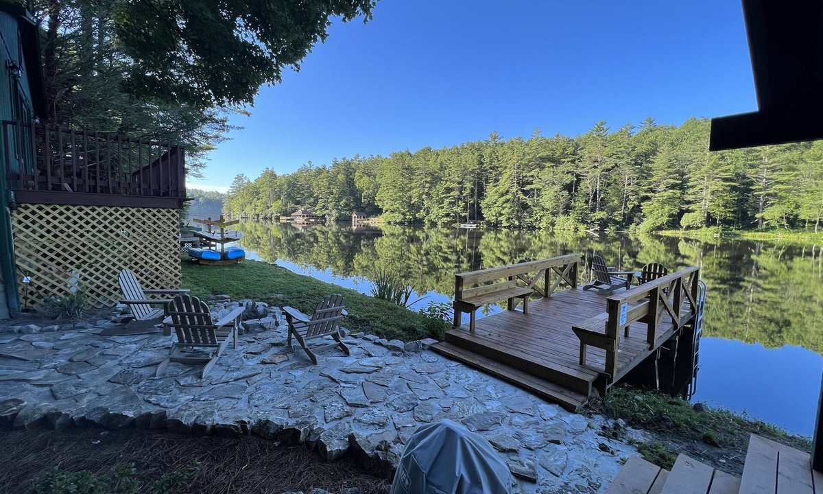 Lake Sequoyah House | Beautiful Highlands Cabin 5 minutes to town!
