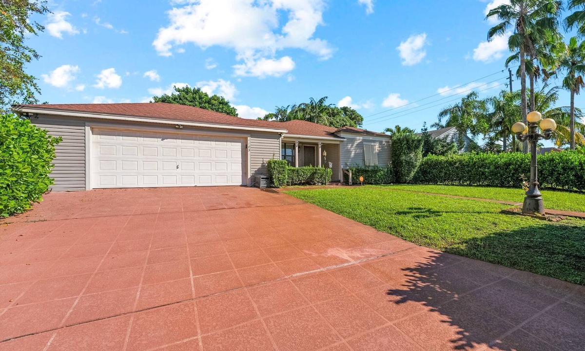 West Palm Beach House | Beautiful Home in West Palm Beach W/Largest Pool and Jacuzzi