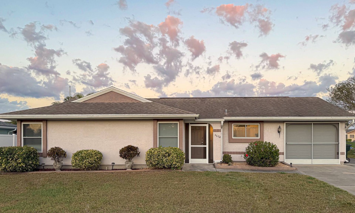 North Port House | Beautiful House on a Canal with Private Heated Pool, Pool Table, and Ping Pong