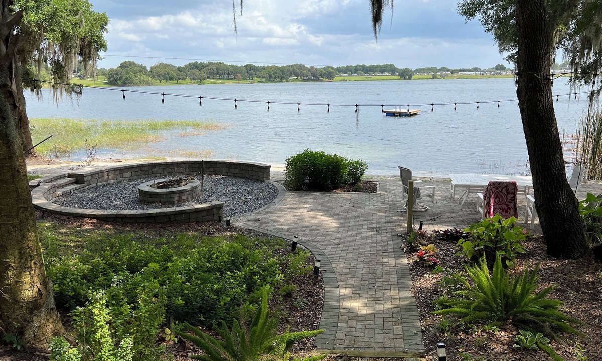 Umatilla House | Beautiful Lakefront Home
