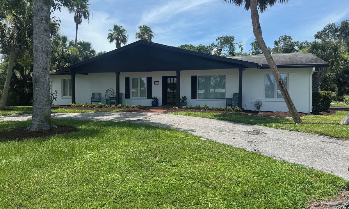 Sarasota House | Beautiful Large Home Bike to Siesta Key, quiet neighborhood with LOCAL owners!