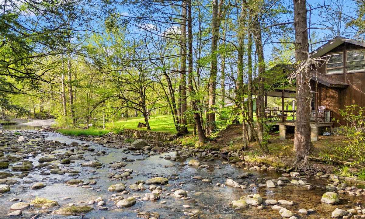 Pittman Center Cabin | Beautiful riverside cabin, sleeps 18!