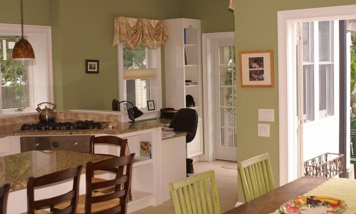 Ventnor City House | Beautiful Spacious Beach House with Pool and Outdoor Tiki Bar.