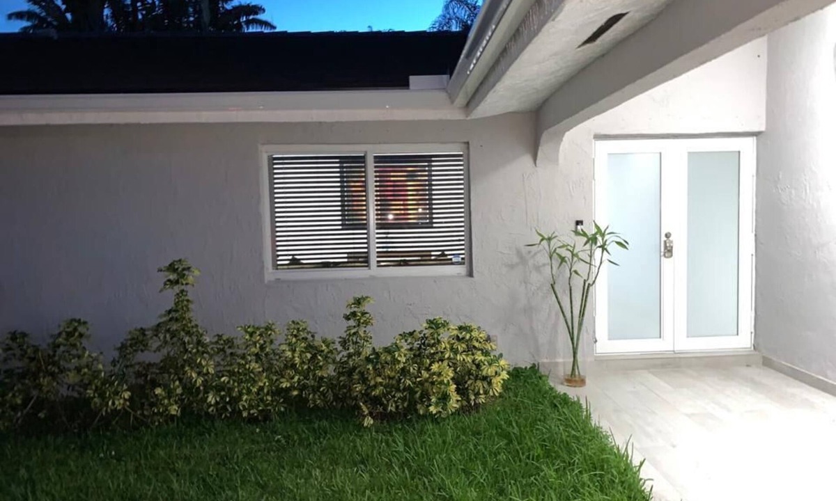 Kendall West House | Beautiful ,Sparkling Clean & comfortable house with a POOL
