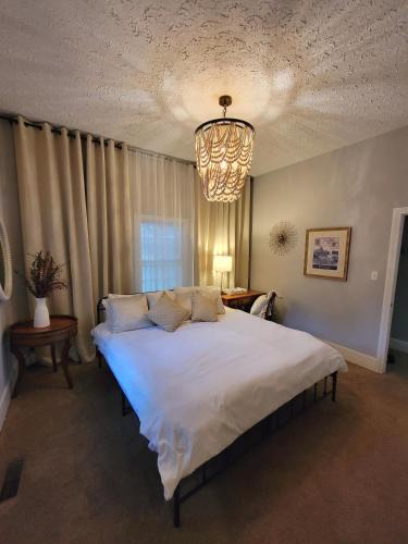 West End House | Beautiful Stay King Bed 7-min to Downtown ATL