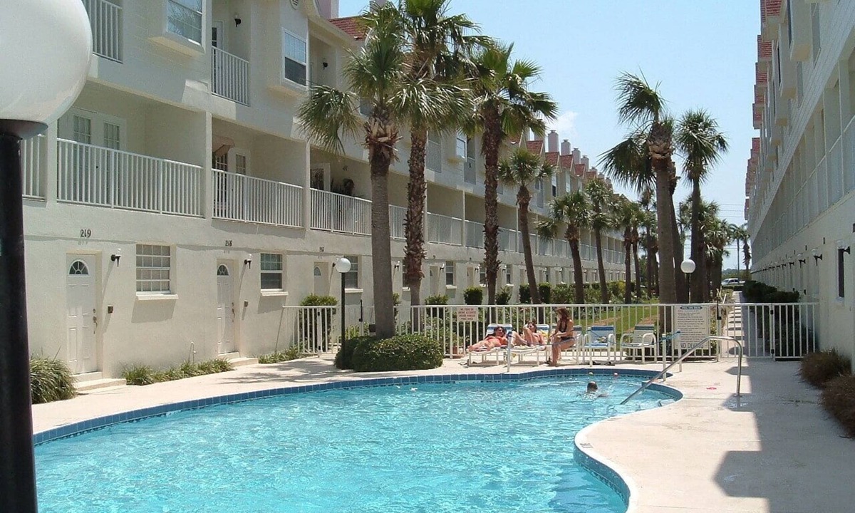 Redington Shores House | Beautiful Townhome style condo with garage on the Beach!